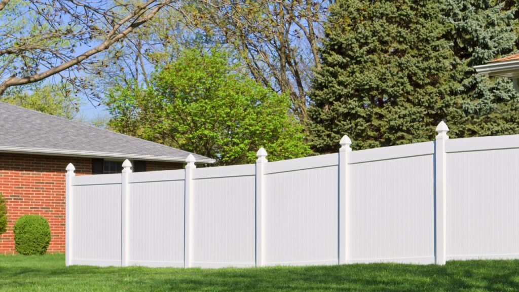 Wood vs Vinyl Fence: Which Is Better for Denver Homes? 1 Vinyl Fence